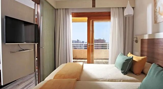 Полулюкс с видом на бассейн Sandos Benidorm Suites
