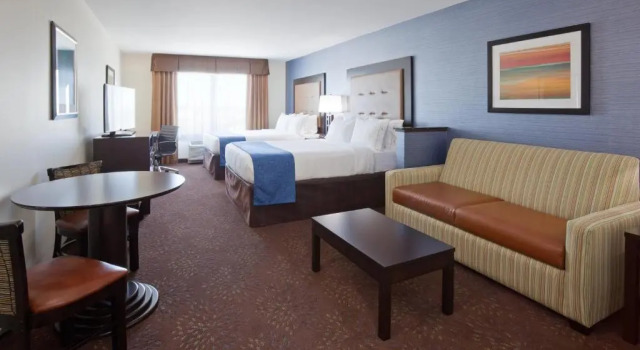 Четырёхместный номер Standard Holiday Inn Express & Suites Fort Dodge by IHG