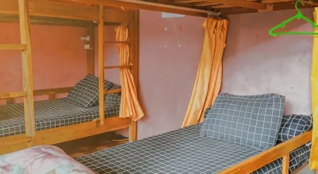 Letto in camerata Sikembar Hostel Dieng