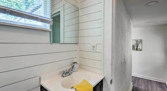 Апартаменты Quaint Leeds Studio w/ Yard ~ 18 Mi to Birmingham!