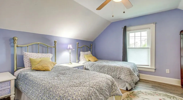 Коттедж Lavish House w/ Patio - 2 Blocks to Green Lake!