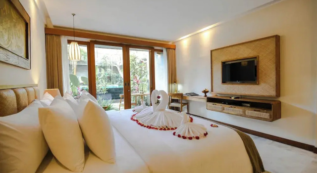 Люкс с балконом Purana Suite Ubud