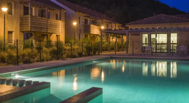 Stay in Les Eyzies With Pool
