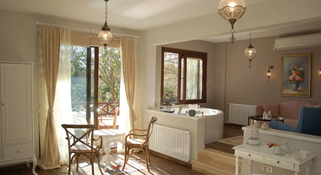 Dvoulůžkový s manželskou postelí Apartmá s balkonem Beyaz Ev Agva