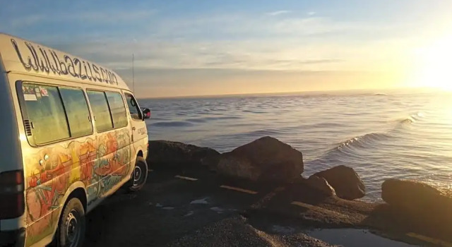 Кровать в фургончике Bazil's Hostel & Surf School