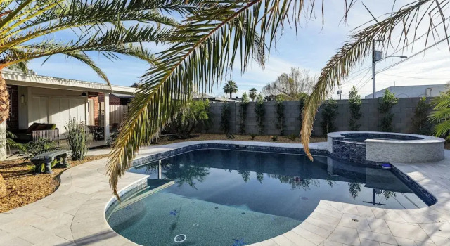 Shop, Swim & Explore: Updated Phoenix Home!, Забронировать Дом для отпуска Финикс 