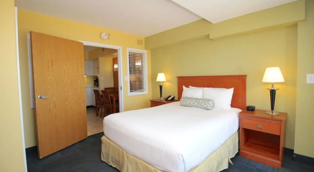 Люкс c 1 комнатой с балконом Ocean Sands Resort, Oceanfront, Virginia Beach by Vacatia