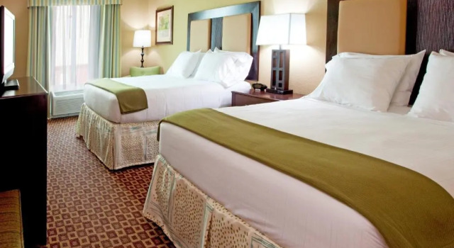 Четырёхместный номер Standard Holiday Inn Express Hotel & Suites Chaffee - Jacksonville West by IHG