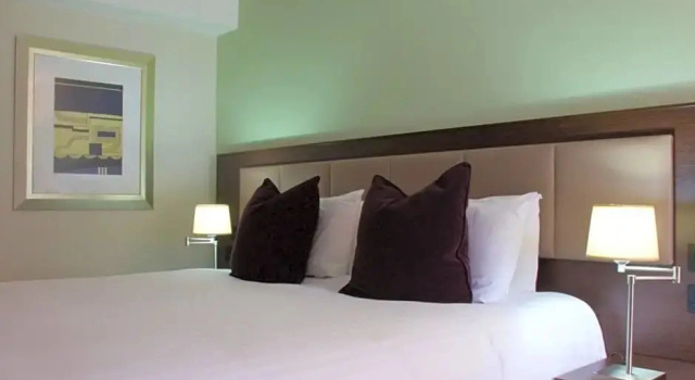 Четырёхместный семейный номер Superior Cambridge Bar Hill Hotel, BW Signature Collection