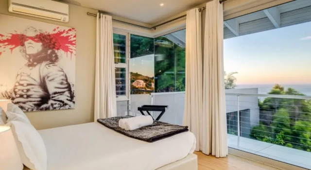 Spacious Three Bedroom Villa in Camps Bay With Private Pool and Ocean Views The Falcon, Забронировать Вилла Коттеджи Cape Peninsula, Коттедж