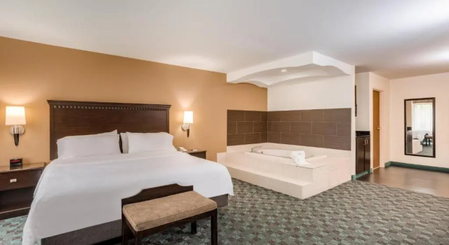 Люкс Holiday Inn Express Hotel & Suites Canton by IHG