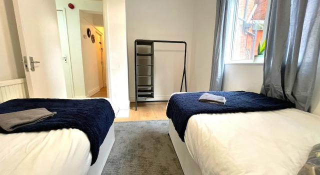 Spacious 2-bed Apartment With Hot tub and Parking