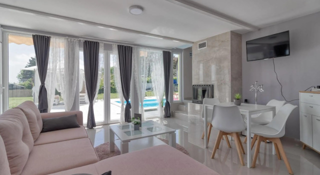 Bungalow Lux, Rezervovat Hotel Novi Banovci Vojvodina