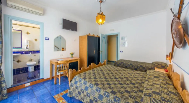Трёхместный номер Standard с балконом Albergo Riviera B&B Rooms & App Sea-View