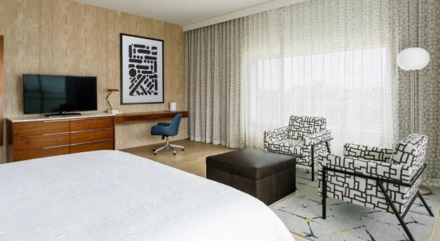 Люкс с балконом Hampton Inn & Suites Santa Monica