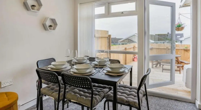 3-bed 5-6 Berth Modernised Bungalow!