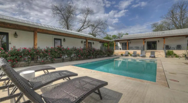 Коттедж Schubert Inn Suite-b Pool Grill Walk to Main