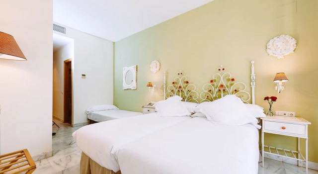Семейный номер Standard с балконом Basic Hotel Doña Manuela