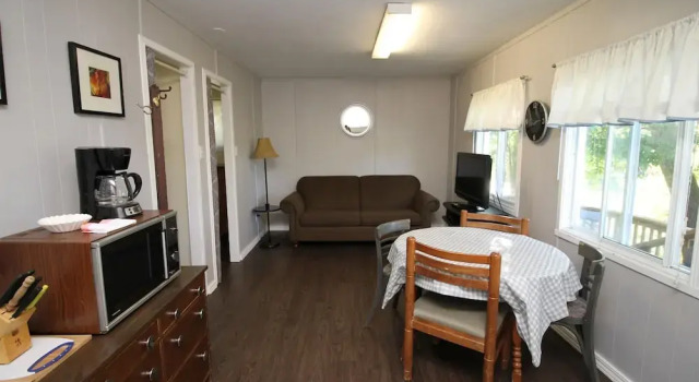 2 Bdrm Country Cottage 4 - Rosewood Cottages, Забронировать Дом для отпуска Отели Согин-Шорс с парковкой, Парковка