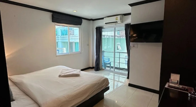 Двухместный номер Superior с балконом Hallo Patong Hotel - Rooftop Pool - Stunning Mountain Views & OTOP Market