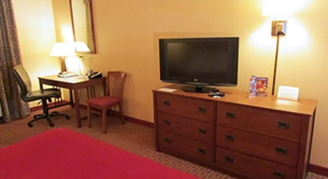 Четырёхместный номер Standard с балконом и с видом на озеро Canal Park Lodge