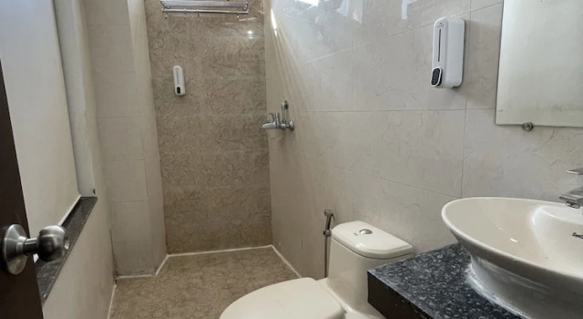 Кровать в общем номере с 6 комнатами с видом на горы Tapasthali By Meera Hotels