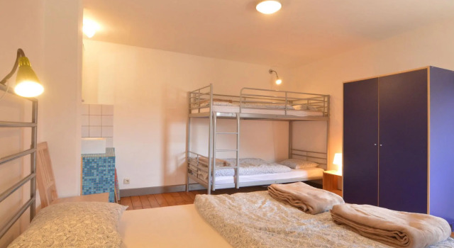 Group House With 3 Apartment for Family, Rezervasyon Daire Amel Liege