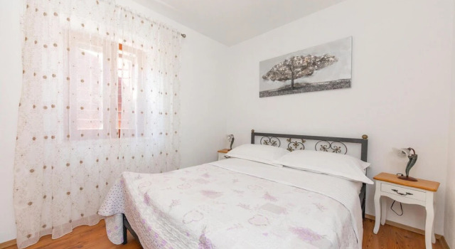 Amazing Home In Seget Donji With Wifi, Забронировать Отель Сегет Доньи Трогир, рядом с Частный Пляж «Сикрет Гарден Барада Бич Апартмент»
