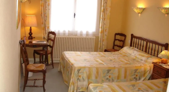 Номер Standard Logis Hôtel du Pont Neuf