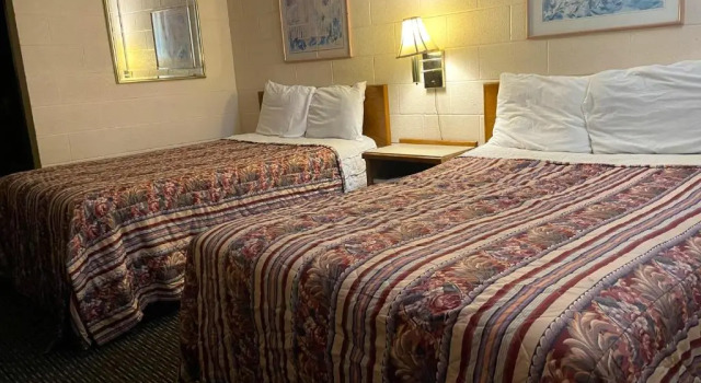Четырёхместный номер Standard Skyline Motel Bartlesville Hwy 75