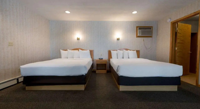 Четырёхместный номер Deluxe Adirondack Retreat Inn & Suites