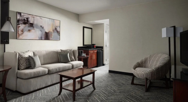 Четырёхместный клубный номер Standard Minneapolis Marriott Northwest Hotel & Conference Center