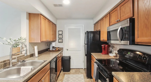 Апартаменты Overland Park Condo, Close to Lakes & Parks!