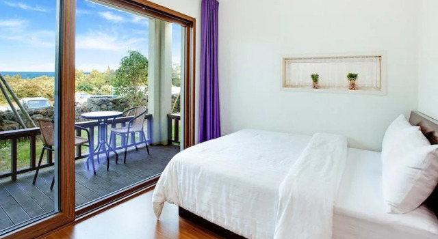 Кровать в общем номере Jeju Kiaora Resort