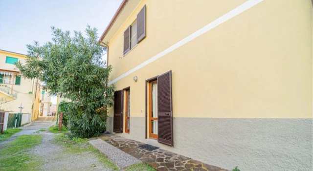 Girasoli in the center of Marina di Campo with private parking and outdoor space-I GIRASOLI, Book Hotel Marina di Campo Elba