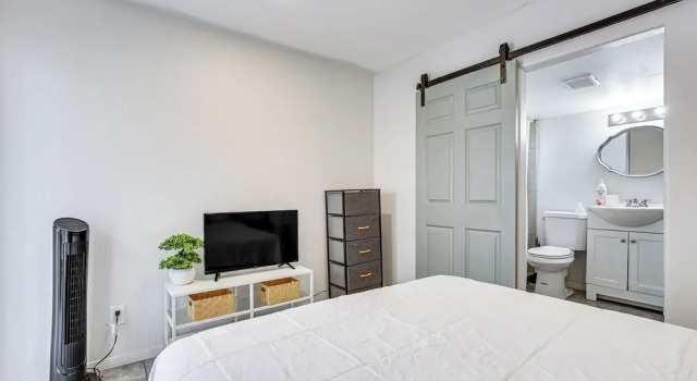 3 Mi to Coachella: Quaint Studio w/ Shared Yard!