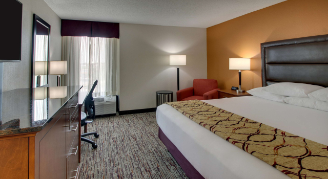 Номер Deluxe Drury Inn & Suites Evansville East