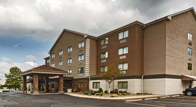 Best Western Plus West Akron Inn & Suites, Boek Hotel Hotels in Copley met parkeren, Parkeren