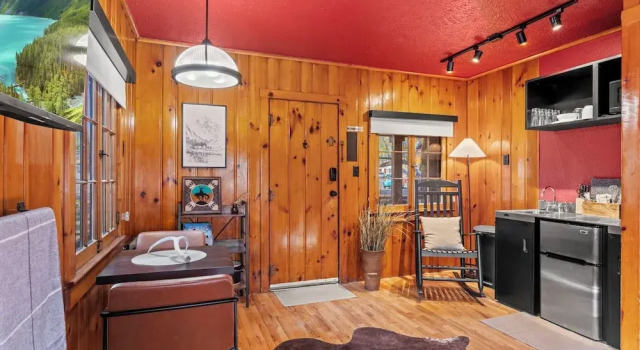 Timber Lodge Cabin 19, Varaa Lomakoti Hotellit Colorado Springs uima-altaalla, Uima-allas