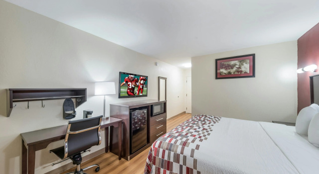 Red Roof Inn & Suites Denton, Забронировать Отель Дентон Dallas - Fort Worth Metropolitan Area, рядом с Texas Health Presbyterian Hospital Denton