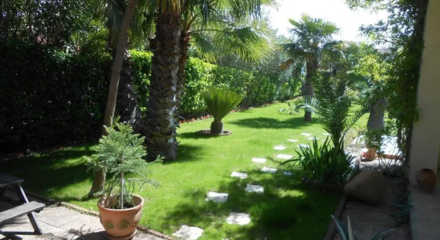 Maison Monica, Book Hotel Hoteller i Coursan med parkering, Parkering