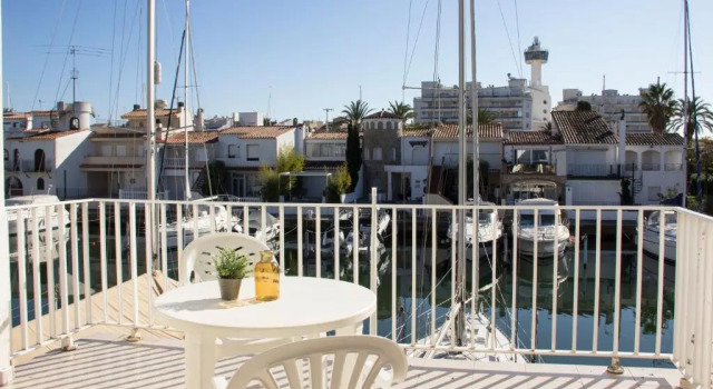 PORT ARGONAUTAS 49 1º, Забронировать Отель Отели Alt Empordà с парковкой, Парковка