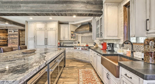 Вилла с балконом Walk to Lift: Luxe Villa w/ Hot Tub in Copper Mtn