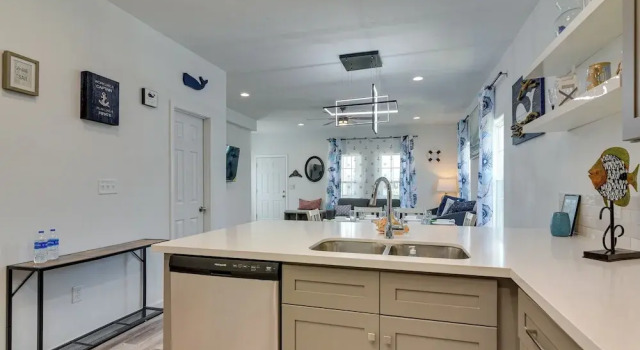 Коттедж с 3 комнатами с балконом Walk to Gulf: Ocean-view Home in Crystal Beach!