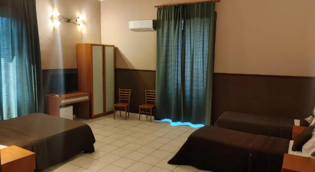 Standard Vierer Zimmer mit Balkon Hotel Biscari