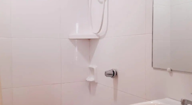 Кровать в общем номере Legazpi Tourist Inn
