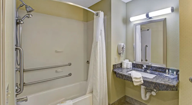 Четырёхместный люкс Holiday Inn Christiansburg Blacksburg by IHG