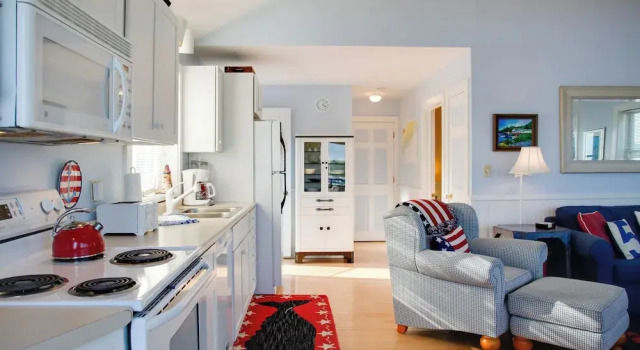 Коттедж 'heron Cottage' on Casco Bay w/ Deck & Boat Dock!