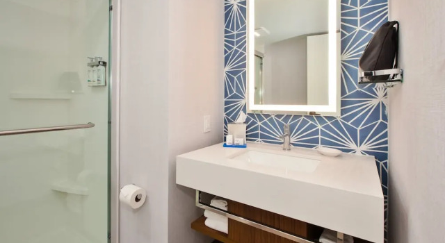 Номер Standard с балконом Holiday Inn Express & Suites VA Beach Oceanfront by IHG