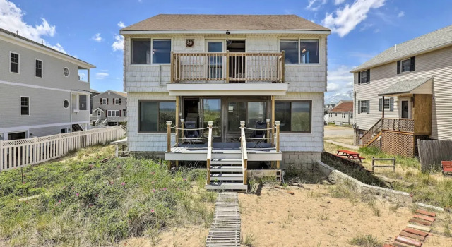 Charming Oceanfront Home on Salisbury Beach, Buchen Sie Ferienhaus  